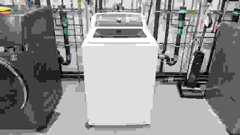 A white GE GTW585BSVWS top-load washing machine with agitator sits in the Reviewed Labs.