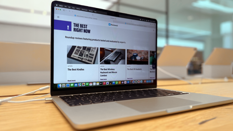 An Apple Macbook Air m4 sits on a wooden desk